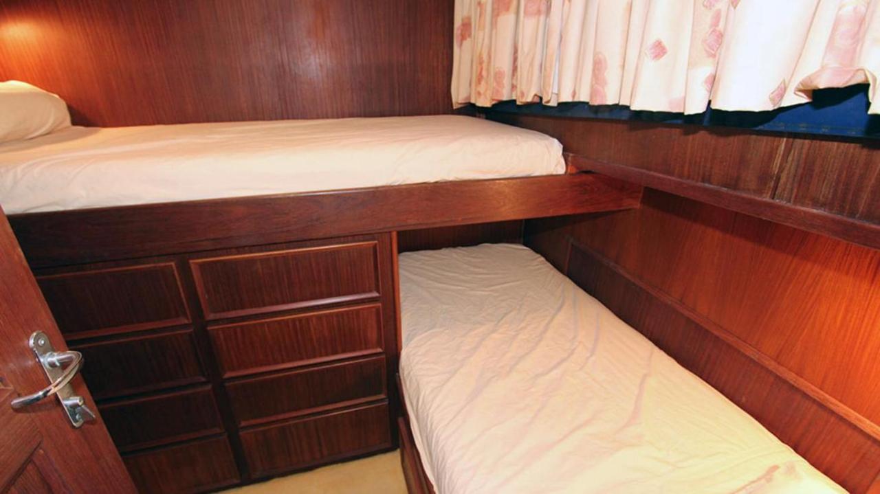 Hotel Yacht Our Alissa サン・アドリア・デ・ベソス エクステリア 写真
