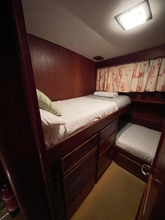 Hotel Yacht Our Alissa サン・アドリア・デ・ベソス エクステリア 写真