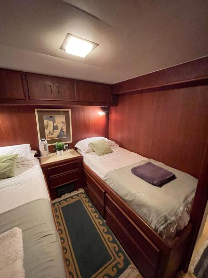 Hotel Yacht Our Alissa サン・アドリア・デ・ベソス エクステリア 写真