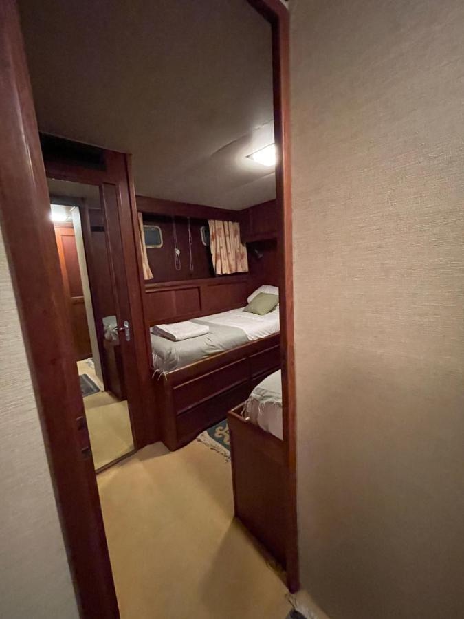 Hotel Yacht Our Alissa サン・アドリア・デ・ベソス エクステリア 写真
