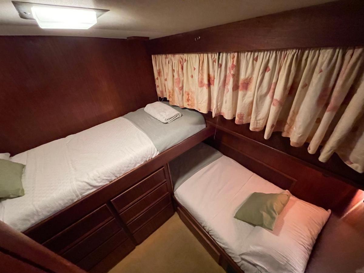 Hotel Yacht Our Alissa サン・アドリア・デ・ベソス エクステリア 写真
