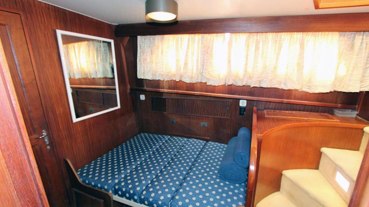 Hotel Yacht Our Alissa サン・アドリア・デ・ベソス エクステリア 写真