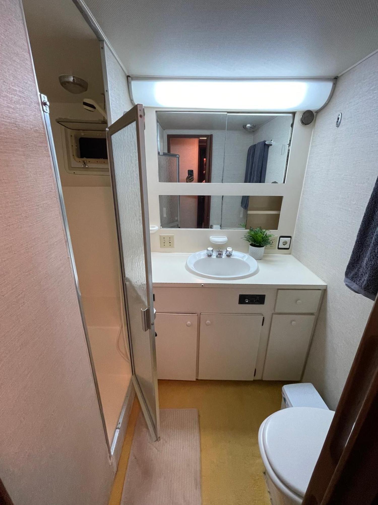Hotel Yacht Our Alissa サン・アドリア・デ・ベソス エクステリア 写真